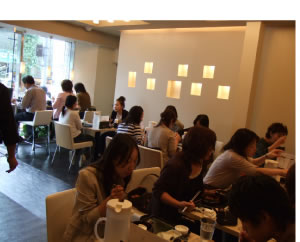 賑わう店内